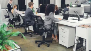 A Complete Guide to Hot Desking: Benefits, Challenges & Best Practices 3 Hot desking workspace