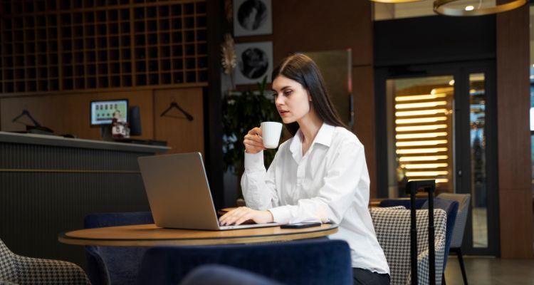 Desk hoteling software