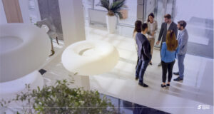 How to Welcome a Visitor to the Office: Best Practices for an Inviting Experience 1